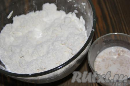 Руками перетереть мучную массу в крошку.
