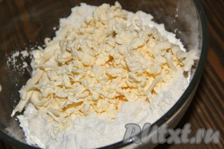 Затем к муке, смешанной с сахаром и солью, добавить охлаждённый маргарин (или сливочное масло), нарезанный на кусочки (или натёртый на тёрке).