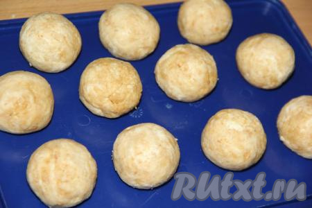 Из полученной массы сформировать конфеты "Ленивый чизкейк" любого размера (у меня шарики по 50 грамм), выложить их на доску и поставить в морозилку на 30 минут.