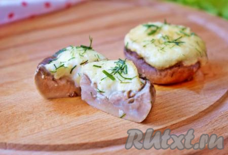Шампиньоны, приготовленные по этому рецепту, станут аппетитной, вкусной закуской, которую можно подать и в будни, и в праздники. На фото видно, какими сочными получаются эти грибочки в разрезе!