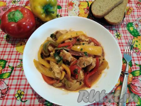 Ну а мы кушаем вкусный, сочный фахитос из индейки с овощами и ломтиками хлеба.