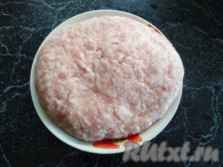 Тем временем подготовим фарш (я взяла покупной свиной фарш, но можно взять кусочек мяса и пропустить его через мясорубку). 