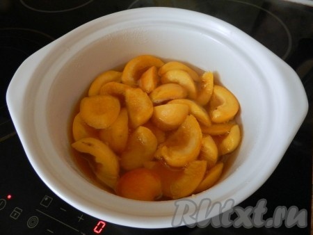 Сахар всыпать в воду, довести до кипения, прокипятить 1 минуту. Выложить в сироп абрикосы, довести до кипения и варить 1 минуту. Затем снять с огня и остудить.