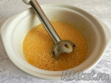 С помощью блендера измельчить абрикосы с сиропом в однородное пюре.