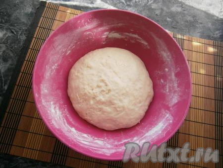 Прикрыть миску с тестом плёнкой и поставить на 1 час в тёплое место. Тесто за это время должно "вырасти", увеличившись в объёме раза в 2.