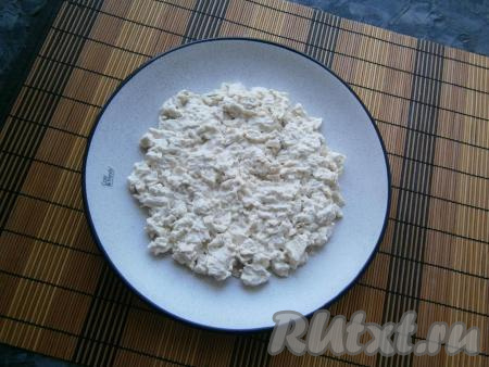 На плоскую тарелку выкладываем ровным слоем курицу.