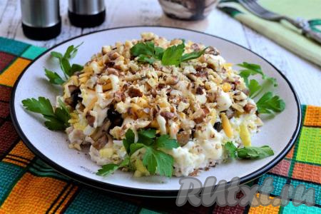 Салат с курицей, грибами, сыром и грецкими орехами