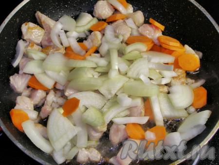 Добавляем в сковородку к мясу нарезанные лук и морковь, перемешиваем и обжариваем на среднем огне, периодически помешивая, пока лук и морковь не станут мягкими.