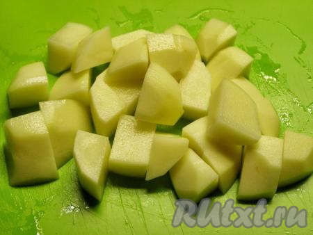 Очищаем от кожуры картошку и нарезаем большими кубиками.