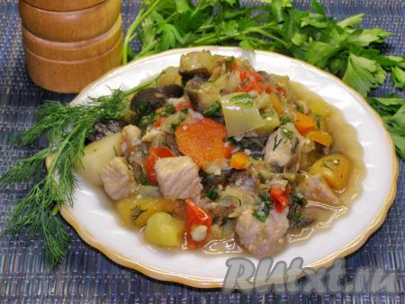 Ароматный и сочный аджапсандал с мясом и картошкой готов. Подавать его лучше сразу после приготовления с кусочком душистого хлеба.