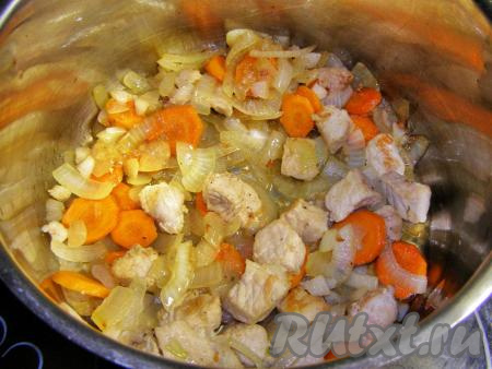Перекладываем мясо с овощами в глубокую кастрюлю с толстым дном.