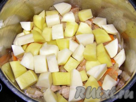 Кладём в кастрюлю нарезанную картошку.