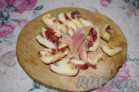Персики моем, удаляем из них косточки и режем на дольки.