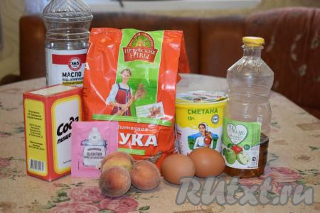 Подготовим продукты для приготовления оладий с персиками. 