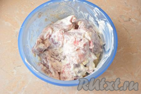 Подготовленные кусочки крольчатины хорошо обмажьте со всех сторон получившимся маринадом. Оставьте в таком виде на 2-6 часов для маринования. Чем дольше мясо будет мариноваться, тем лучше оно пропитается ароматом маринада и тем мягче и вкуснее оно будет.