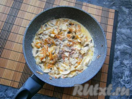 Обжарить шампиньоны с овощами на среднем огне, помешивая, в течение 3-4 минут. Затем поперчить, влить тёплые сливки, добавить мускатный орех, перемешать и прогреть на небольшом огне 2-3 минуты.