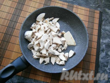 Шампиньоны нарезать средними кусочками, выложить в сковороду, добавить 20 грамм сливочного масла.