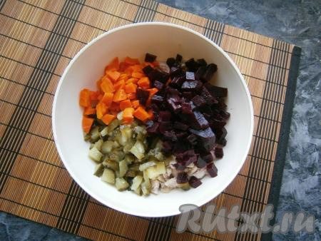 Морковь, свеклу и маринованные огурцы тоже нарезать небольшими кубиками и выложить к картошке со свининой.