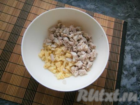 Картофель и свинину нарезать небольшими кубиками.