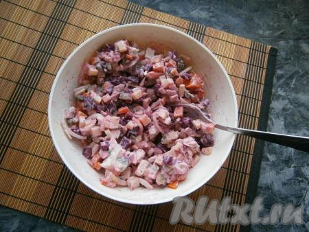 Хорошо перемешать мясной салат со свининой.