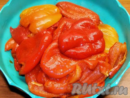 С остывшего перца снимаем кожицу.