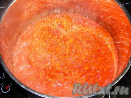 Прокручиваем очищенный перец через мясорубку. Когда помидоры проварятся минут 15-20, добавляем к ним перекрученные болгарские перцы, продолжаем варить на слабом огне, также, минут 15-20, иногда перемешивая и убирая пену.