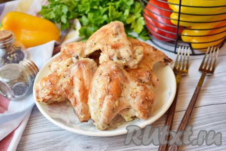 Куриные крылышки в сметане в духовке