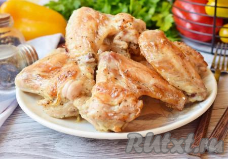 Готовые куриные крылышки, запечённые в маринаде из сметаны, достаньте из духовки, переложите на тарелку и подавайте к столу.