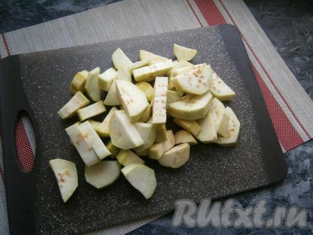 Нарезать баклажаны достаточно крупными кусочками.