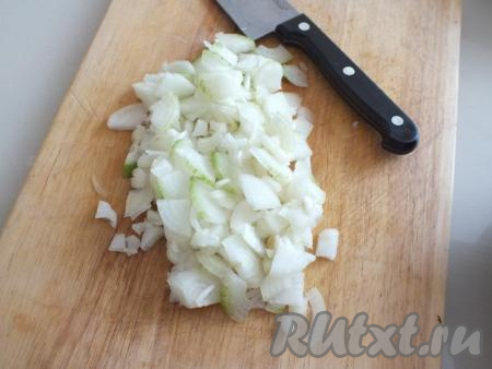 Очищенный репчатый лук нарежьте четверть кольцами.