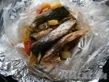 Запекать кусочки карпа с овощами в разогретой духовке при температуре 180 градусов около 40 минут. Затем пакет сверху аккуратно разрезать и дать рыбке немного зарумяниться, а овощам подпечься ещё 15-20 минут при той же температуре.