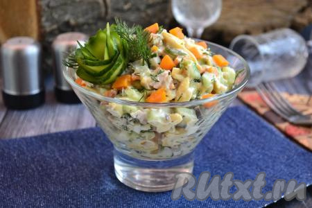 Салат с консервированным тунцом, огурцами и яйцом