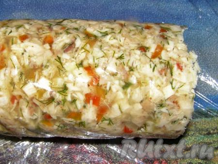 Когда куриное филе застынет, аккуратно разрезаем бутылку, достаём колбасу.  