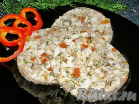 Ароматная, сочная и очень вкусная куриная колбаса с желатином готова. Её можно сразу нарезать и подать к столу. Хранить её можно, завернув в пищевую плёнку, в течение нескольких дней в холодильнике. Приготовьте такую колбаску, придав ей форму с помощью бутылки, и насладитесь её великолепным вкусом!