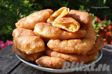 Жареные дрожжевые пирожки с картошкой