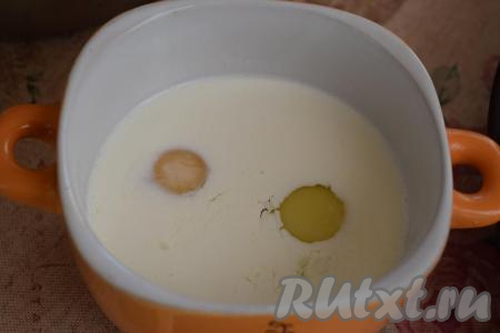 Для приготовления заливки нальём в миску сливки, добавим туда же яйца, посолим по вкусу и при помощи вилки перемешаем до однородности.