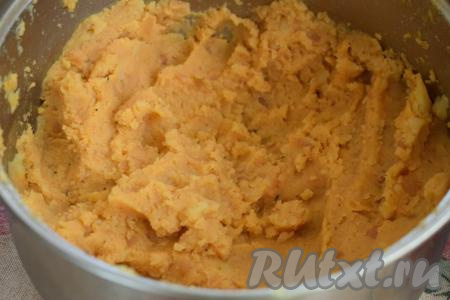 Снова разомнём картофельное пюре с маслом и специями с помощью толкушки до однородности, если необходимо, подсолим по вкусу, дадим немного остыть.