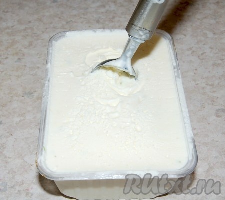 Через 3-4 часа вкусное лаймовое мороженое застынет и его можно подавать к столу.
