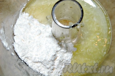 К полученному соку лаймов добавить часть сахарной пудры и тщательно перемешать. Получится цитрусовый сиропчик.
