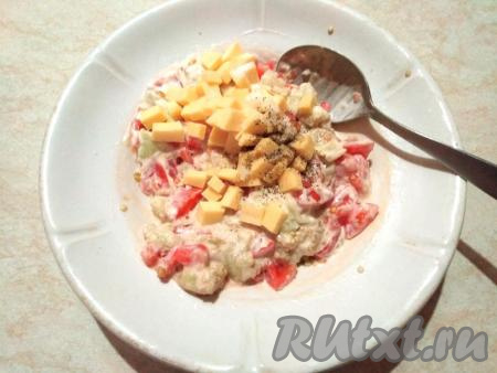 К смеси из мякоти баклажана, помидоров и майонеза добавляем кубики сыра, измельчённый чеснок, а также соль и чёрный молотый перец, перемешиваем и начинка для фарширования баклажанов готова.