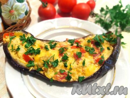 Баклажан, фаршированный помидорами и сыром в духовке