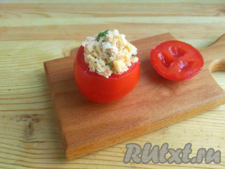 Заполнить помидоры приготовленной крабово-сырной массой.