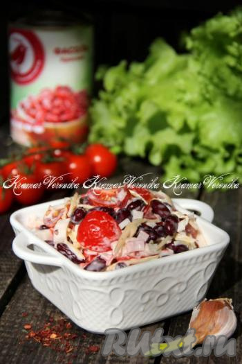 Салат с фасолью, крабовыми палочками и помидорами 