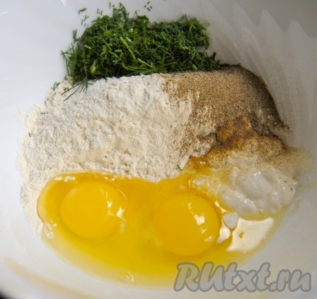 В глубокой миске перемешать  муку, яйца, сметану, пряную соль, мелкорубленую зелень.