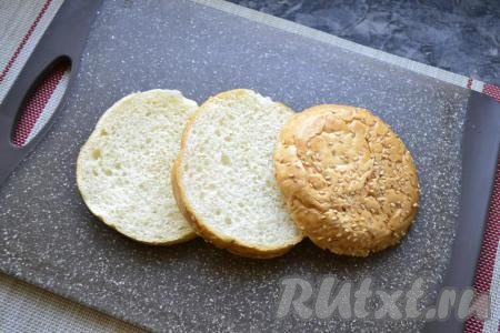 Булочку для гамбургера разрезать горизонтально на 3 части.