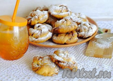 Ароматные булочки с аппетитной, хрустящей корочкой переложите на блюдо, дайте немного остыть, а затем, по желанию, присыпьте сахарной пудрой. К столу подавайте тёплыми или полностью охлаждёнными - в любом случае будет вкусно. Булочки с корицей, испечённые из слоёного дрожжевого теста, никого не оставят равнодушным. Берите рецепт на заметку и радуйте своих близких!