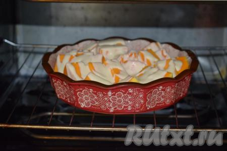 Отправляем форму с тыквой в холодную духовку, чтобы керамическая форма не лопнула. Если у вас металлическая форма, то можно отправлять и в разогретую духовку.