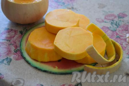 Очистить кусочки тыквы от кожуры.