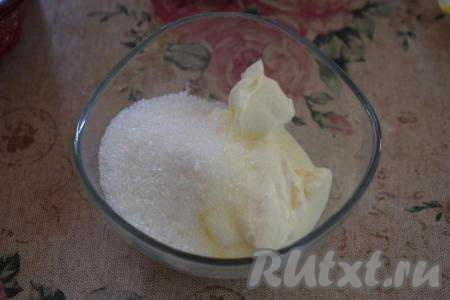 Далее готовим сметанную заливку, для этого сметану смешиваем с сахаром до однородности. Количество сахара регулируем по вкусу, тыква бывает сладкой или пресноватой.