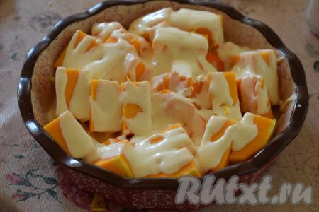 Посыпаем тыкву цедрой лимона и заливаем сверху сметанной заливкой.